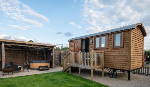 Shackerstone Otro | Luxury Shepherds Hut, Hot Tub & Fenced Garden