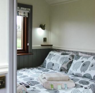 Shackerstone Otro | Luxury Shepherds Hut, Hot Tub & Fenced Garden