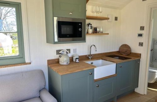Monknash Casa | Luxury Shepherds Hut near Glamorgan Coast