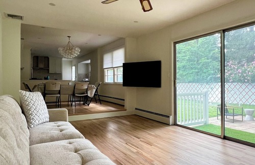 Pompton Lakes Casa | Tranquil 3-bedroom house in Pompton Lakes with large yard/double garage