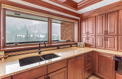 Vail Chalet De Esquí | Luxury ski-in/ski-out condo w/ fireplace, fast WiFi, shared pool/hot tub/laundry