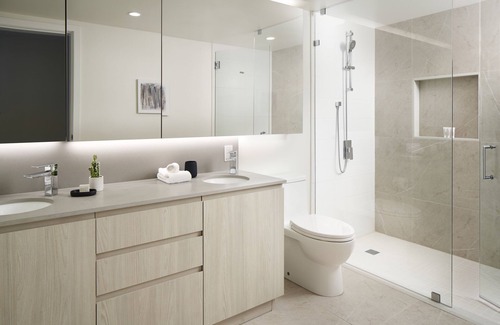 South Lake Union Hotel | Luxury Sky Suite w/ Stunning Views, 3BR/2BA, Pools, Gym, Near Seattle Hotspots!