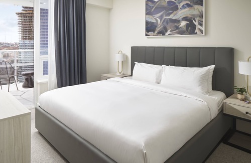 South Lake Union Hotel | Luxury Sky Suite w/ Stunning Views, 3BR/2BA, Pools, Gym, Near Seattle Hotspots!