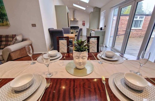 Kirkby Casa | Luxury Sleeps 11 Kirkby Home by City SuperHost