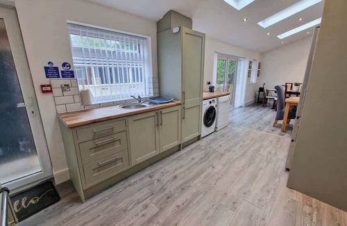 Kirkby Casa | Luxury Sleeps 11 Kirkby Home by City SuperHost