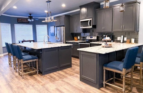 Kingston Casa | Luxury-Sleeps16-SPA-GameRoom-FirePit-Casino-EV-Pet
