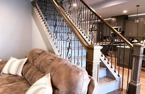Kingston Casa | Luxury-Sleeps16-SPA-GameRoom-FirePit-Casino-EV-Pet