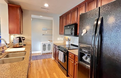 Westlake Corner Condominio | Lakefront Luxury - 4BR Views + Pool at SML