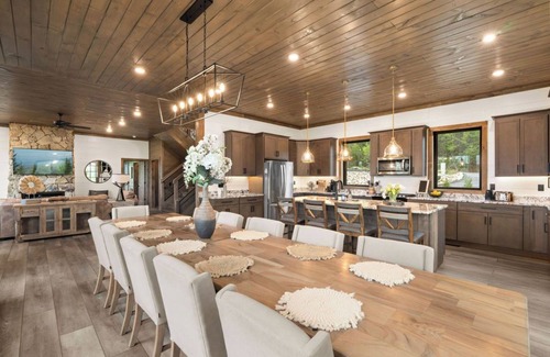 Walland Cabina | Luxury Smoky Mountain Retreat with Indoor Pool, Hot Tub, Firepit & More!