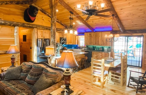 Pond Eddy Casa | Luxury Spa Cabin by the Creek w Hot Tub, Luxury Spa Cabin by the Creek w/ Hot Tub