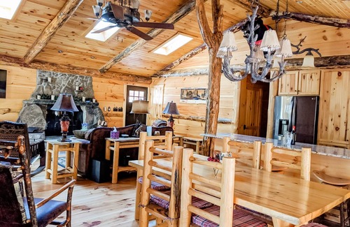Pond Eddy Casa | Luxury Spa Cabin by the Creek w Hot Tub, Luxury Spa Cabin by the Creek w/ Hot Tub