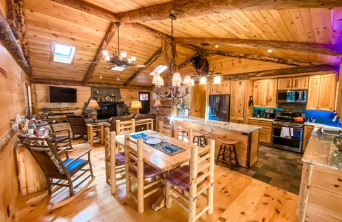 Pond Eddy Casa | Luxury Spa Cabin by the Creek w Hot Tub, Luxury Spa Cabin by the Creek w/ Hot Tub