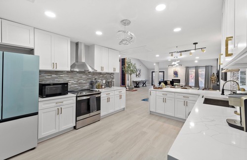 Mission Bend Casa | Luxury Spacious 5-bedroom house with Warm Heated pool & Games