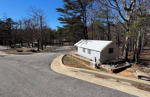 Delta Alquiler De RV | Luxury Spacious Glamping, Lake View, Grill, Pool, Pet Friendly, Swim