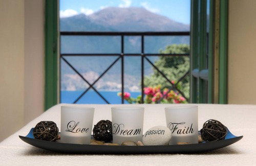 East Mani Villa | Lujosa y espaciosa villa de piedra tranquila con gran piscina infinita y vistas impresionantes