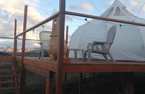 Cabo Punta Banda Alquiler De RV | 20% DESCUENTO. Glamping con deck privado y baño ecológico. Mascotas bienvenidas.