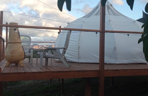 Cabo Punta Banda Alquiler De RV | 20% DESCUENTO. Glamping con deck privado y baño ecológico. Mascotas bienvenidas.