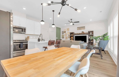 Spartanburg Casa | Luxury Stay 2 min to Downtown, King Bed BRAND NEW