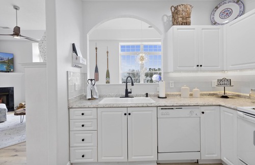 Swansboro Condominio | Luxury Stay- Downtown Swansboro with River Views!