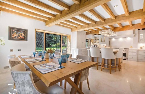 Windlesham Casa | Luxury Stay w/ Pool, Hot Tub, Gym & Garden