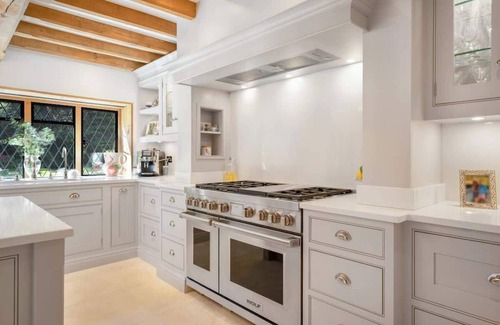 Windlesham Casa | Luxury Stay w/ Pool, Hot Tub, Gym & Garden
