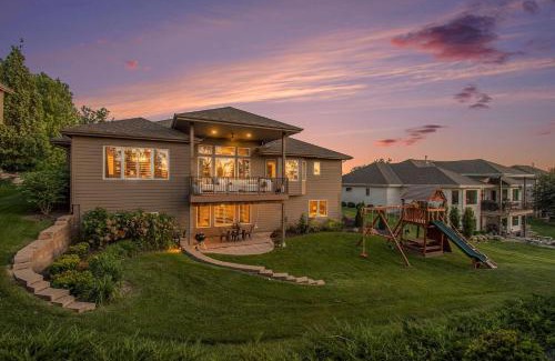 Elkhorn Casa | Luxury Stay with Golf Simulator and 3 King Bedrooms