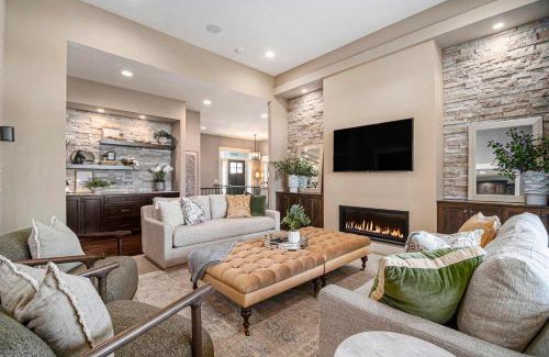 Elkhorn Casa | Luxury Stay with Golf Simulator and 3 King Bedrooms