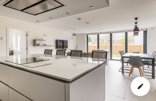 Huntly Casa | Luxury stay with hot tub in North East Scotland! Games room & outdoor fire pit!