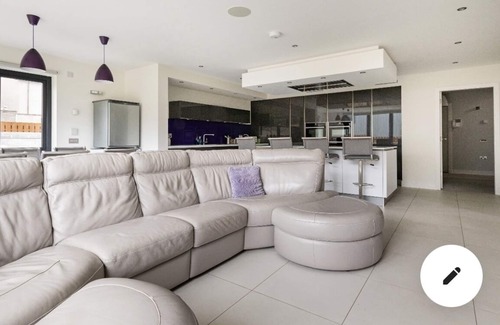 Huntly Casa | Luxury stay with hot tub in North East Scotland! Games room & outdoor fire pit!