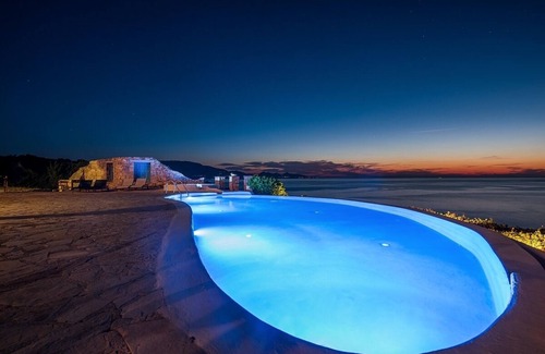 Korithi Villa | Casa de piedra de lujo, impresionantes vistas al mar, piscina infinita, jacuzzi y acceso directo al mar.