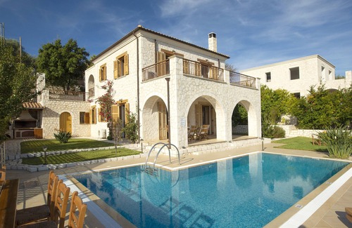 Apolpaina Villa | Villa de lujo hecha de piedra con vista excepcional y piscina