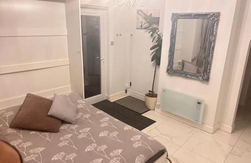 Elmers End Cama Y Desayuno | Luxury studio apartment, Beckenham