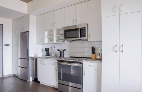 Lower East Side Apartamento | Luxury Studio Apt Near Brady St with Balcony and Lake View