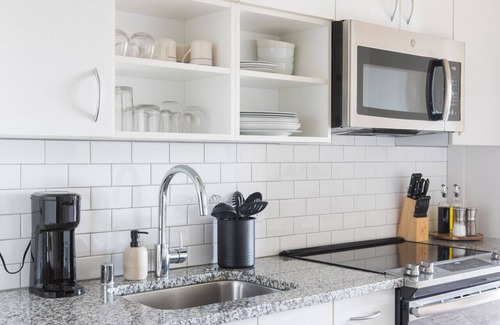 Lower East Side Apartamento | Luxury Studio Apt Near Brady St with Balcony and Lake View