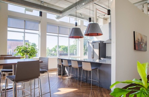 Lower East Side Apartamento | Luxury Studio Apt Near Brady St with Balcony and Lake View