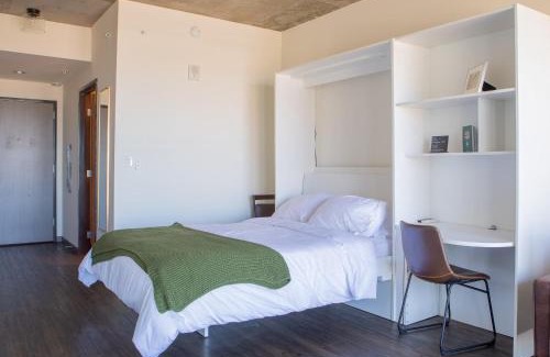 Lower East Side Apartamento | Luxury Studio Apt Near Brady St with Balcony and Lake View