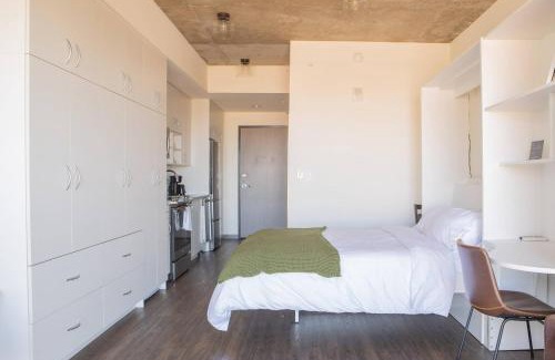 Lower East Side Apartamento | Luxury Studio Apt Near Brady St with Balcony and Lake View