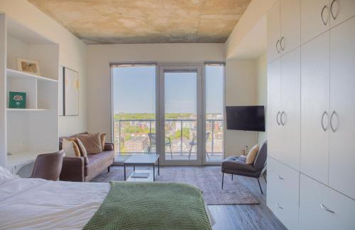 Lower East Side Apartamento | Luxury Studio Apt Near Brady St with Balcony and Lake View