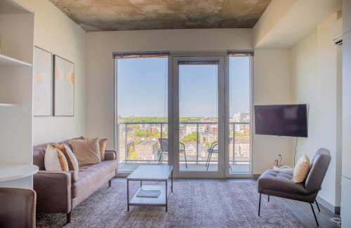 Lower East Side Apartamento | Luxury Studio Apt Near Brady St with Balcony and Lake View