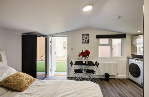 Little Holland Apartamento | Luxury Studio Cabin - Central Location - Parking