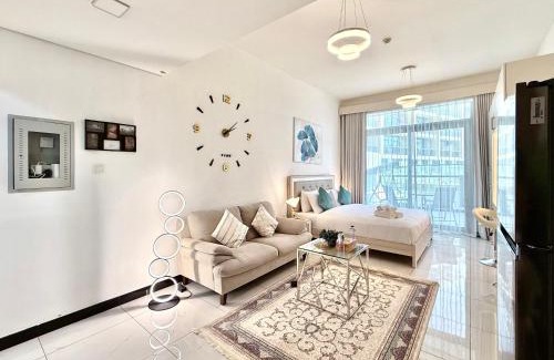 Madinat Zayed Apartamento | Luxury Studio Getaway in Crystal Residence JVC