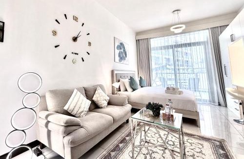 Madinat Zayed Apartamento | Luxury Studio Getaway in Crystal Residence JVC