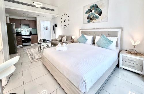Madinat Zayed Apartamento | Luxury Studio Getaway in Crystal Residence JVC