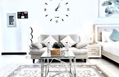 Madinat Zayed Apartamento | Luxury Studio Getaway in Crystal Residence JVC