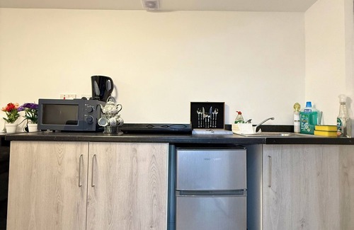 Heston Apartamento | Luxury Studio - Near Heathrow - Parking Available