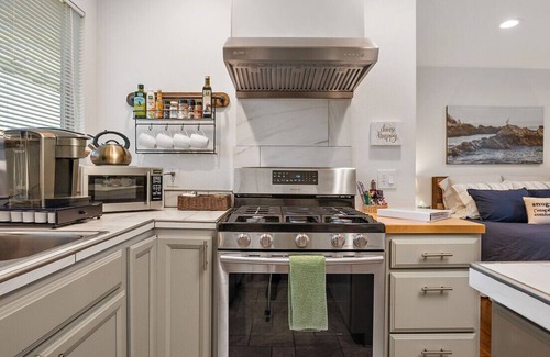 Baywood-Los Osos Casa | Luxury Studio Retreat | Private Patio & Kitchen