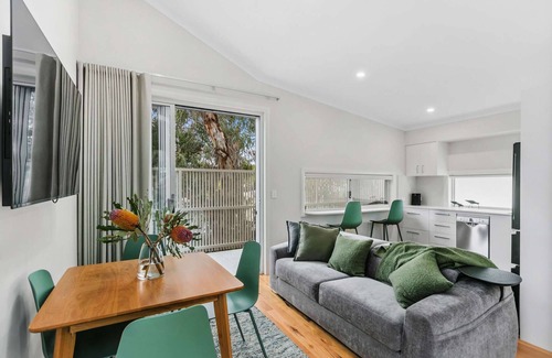 Nedlands Apartamento | Luxury studio set in the trees, close to hospitals, Uni, and Cat buses