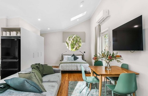 Nedlands Apartamento | Luxury studio set in the trees, close to hospitals, Uni, and Cat buses