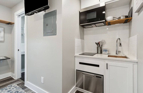 Ocean Cay Apartamento | Luxury Studio Steps to Beach Kitchenette Outdoor Seating