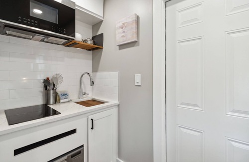 Ocean Cay Apartamento | Luxury Studio Steps to Beach Kitchenette Outdoor Seating